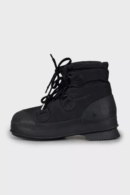 Insulated boots in black