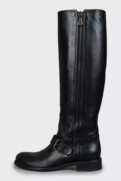 Leather boots decorated with a strap