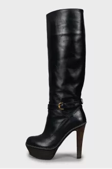 Leather boots with strap