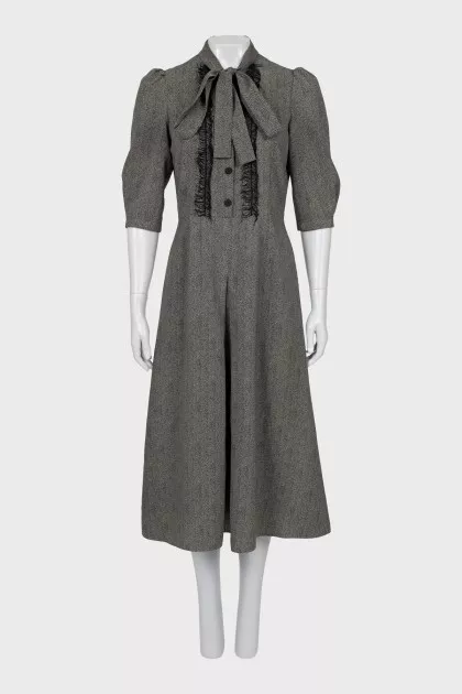 Dress with a small print and a tie