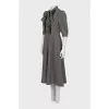 Dress with a small print and a tie