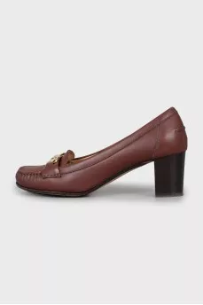 Brown shoes with decor