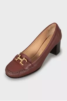Brown shoes with decor