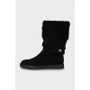 Insulated boots with gold fittings