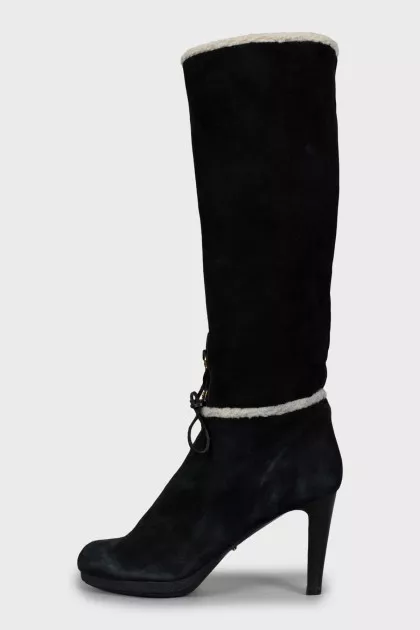 Insulated boots decorated with fur