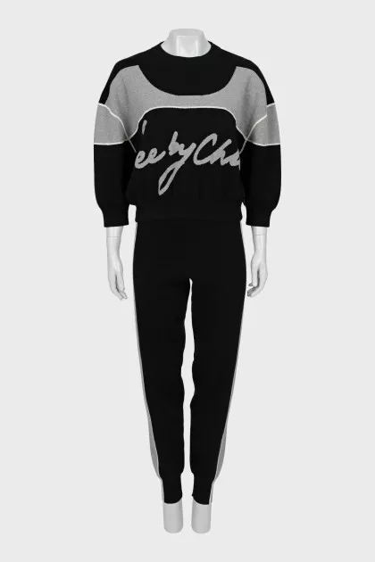Knitted suit with relief seams