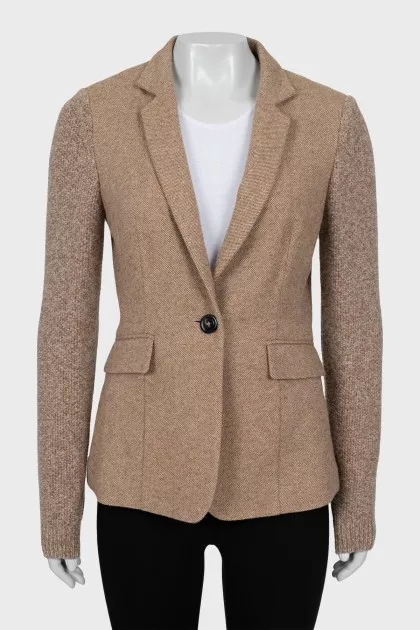 Fitted jacket with knitted sleeves