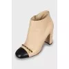 Leather ankle boots decorated with chain