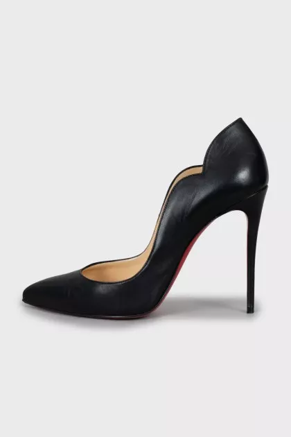 Black high heel pumps