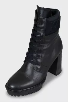 Leather ankle boots with laces and zip