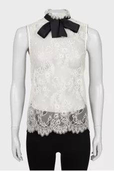 Lace blouse decorated with a bow