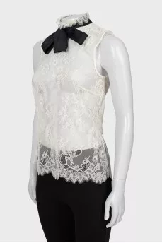 Lace blouse decorated with a bow