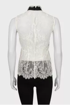 Lace blouse decorated with a bow