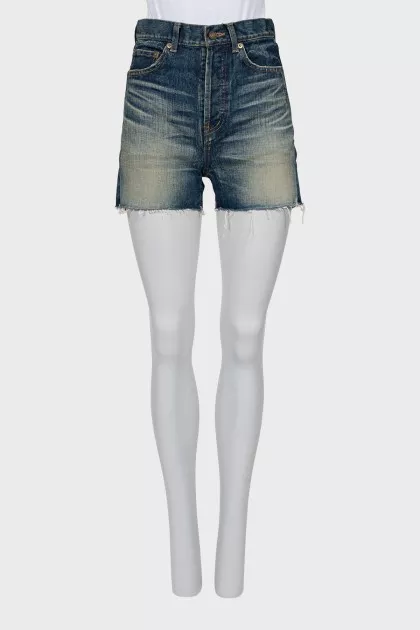 Shorts with raw edge and tag