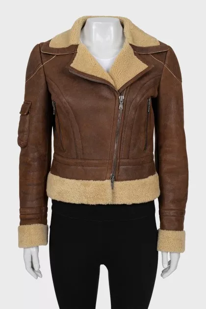 Short sheepskin coat made of leather and wool