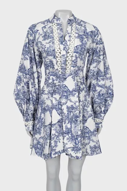 Fitted dress with sleeve decoration