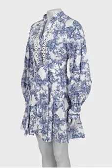 Fitted dress with sleeve decoration