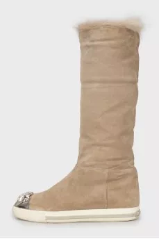 Insulated boots with decorative toes