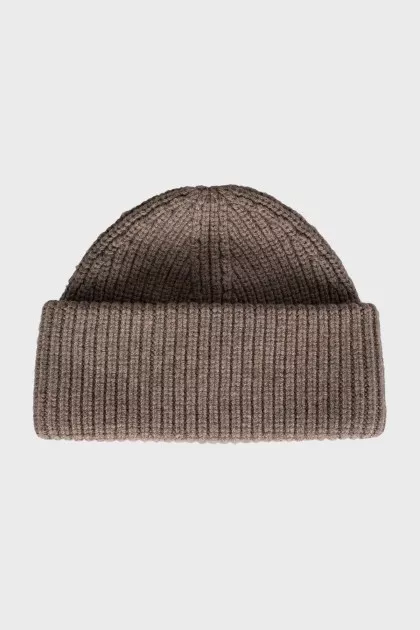 Woolen hat with tag
