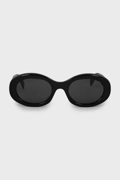 Sunglasses with branded emblem