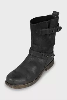 Leather boots decorated with straps