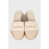 Leather flip flops with raffia soles
