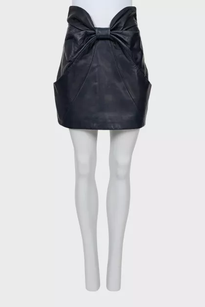 Leather skirt decorated with a bow