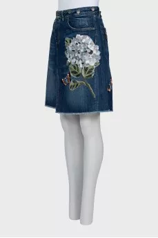 Denim skirt decorated with a patch