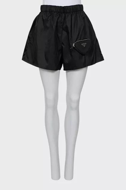 Loose fit shorts with tag