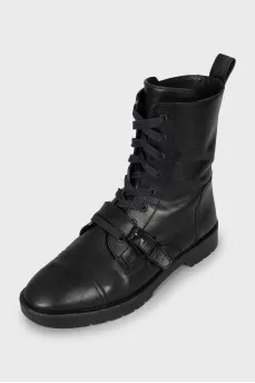 Leather boots decorated with a strap