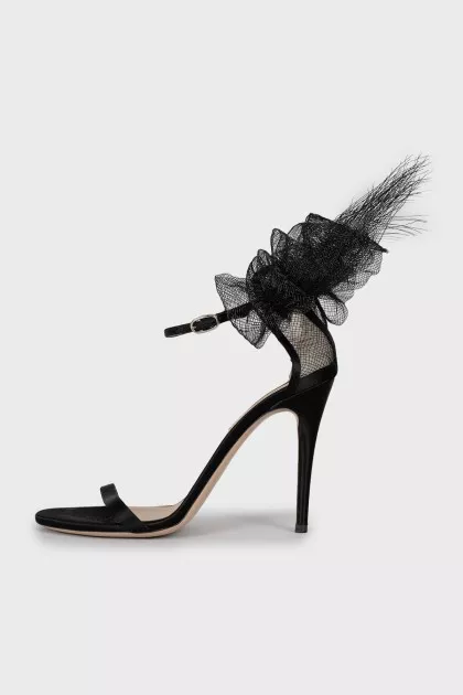 Suede sandals decorated with bows