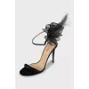 Suede sandals decorated with bows