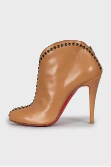 Leather ankle boots decorated with eyelets