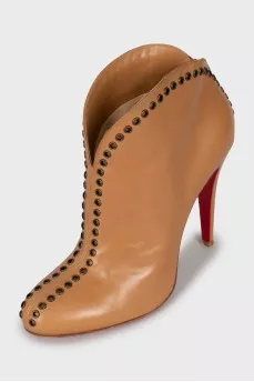 Leather ankle boots decorated with eyelets