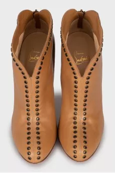 Leather ankle boots decorated with eyelets