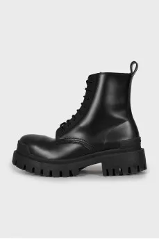 Leather boots with brand logo