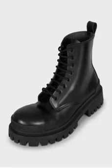 Leather boots with brand logo