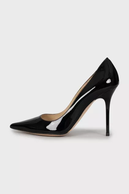 Patent leather pointed toe shoes