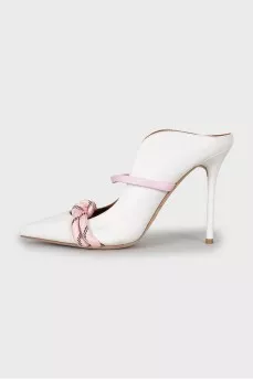 Leather shoes decorated with straps