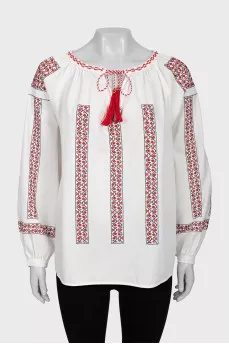 Blouse with wide sleeves decorated with embroidery
