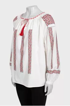 Blouse with wide sleeves decorated with embroidery