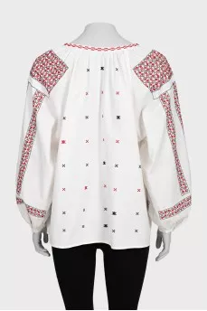 Blouse with wide sleeves decorated with embroidery