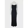 Maxi dress decorated with a gold chain