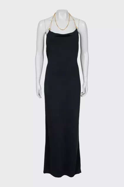 Maxi dress decorated with a gold chain