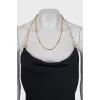 Maxi dress decorated with a gold chain