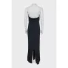 Maxi dress decorated with a gold chain