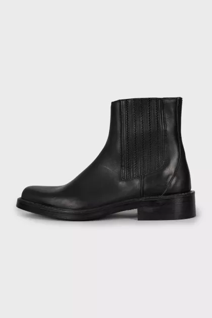 Men's boots with relief pattern