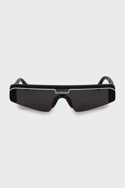 Sunglasses with brand logo