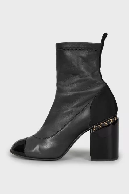 Ankle boots decorated with chain