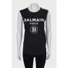 Sleeveless t-shirt with tag